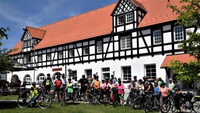 Bild: mül
Die Radlergruppe kurz vor dem Start zum zweiten Teil der Radwanderung im ehemaligen Gutshof Statek Bernard, wo sie die Mittagspause verbrachte.