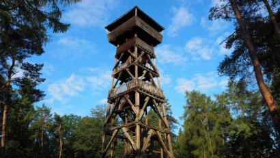 Bild: bl
Der Hirschberg-Turm ist marode und hat das Ende seiner Lebenszeit erreicht. Jetzt beginnt die Suche nach Fördergeldern für einen Ersatz-Neubau.