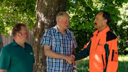 Bild: exb
Winfried Pfahler, Leiter des Forstbetriebs Fichtelberg (rechts) und Personalratsvorsitzender Robert Sieber (links) verabschieden Klaus Schmidt, den stellvertretenden Teamleiter und Jagdsachbearbeiter in den Ruhestand.