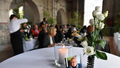 Bild: Miedl/fph
Nach dem Trauergottesdienst waren die Gäste in die festlich herausgeputzte Glasschleif eingeladen. Und Walter Bach und die Federn standen überall im Mittelpunkt.