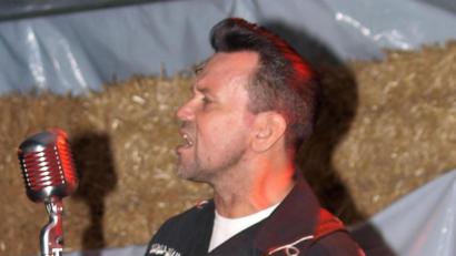 Bild: sön
Scotty Schober, in Emhof geborener Gitarrist, ist seit über 30 Jahren in Deutschland und auch in den Staaten „on Tour“. Und am Samstag mit seinem Trio beim Nachtschwimmen im Freibad Rieden.