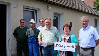 Bild: do
"Selwa g'macht" aus Oberbibrach, das klingt schon jetzt verheißungsvoll. Für den guten Werbespruch bekommt Marianne Wiesend vom Vorstand des neuen Vereins um Hans Karl Hübner (Mitte), Florian Götz und Josef Henfling (von links) Anerkennung. Mit im Bild sind Bürgermeister Werner Roder (rechts) und Leader-Manager Hans-Michael Pilz (Dritter von links.)