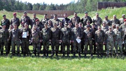 Bild: R. Kreuzer
Die Teilnehmer am Reservistenschießen ermitteln den Kreismeister.