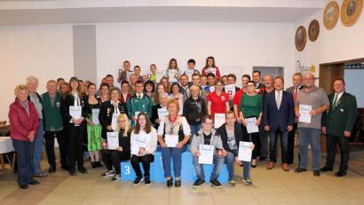 Bild: bsc
Zu den Erfolgen bei der Gaumeisterschaft 2019 gratulierten den Schützen aus den Vereinen des Schützenhaus Steinwald Gauschützenmeister Wolfgang Schlicht (rechts), Gausportleiter Daniel Kaßeckert (Sechster von rechts) sowie Erbendorfs Bürgermeister Hans Donko (Vierter von rechts).