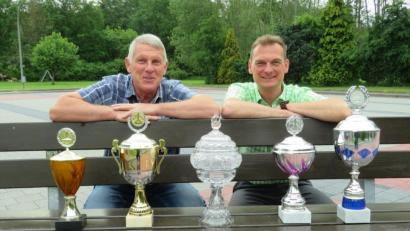 Bild: adj
Bürgermeister Ernst Schicketanz (rechts) übergibt fünf Pokale für den 1. Altenstadtcup an Abteilungsleiter Bernhard Neiser.