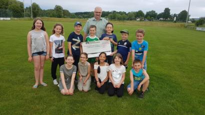 Bild: gi
Zwölf Erstkommunionkinder der Pfarrei Moosbach spenden auch im Namen ihrer Eltern 1555 Euro an die Kinderkrebshilfe Nordoberpfalz. Vorsitzender Herbert Putzer nimmt die Spende dankbar entgegen.
