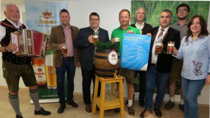 Bild: Hirsch
Die Veranstalter warben bei der Bierprobe für das Wackersdorfer Bürgerfest im Juli.
