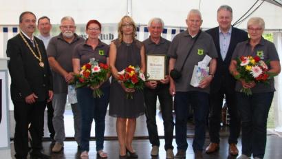 Bild: exb
Anlässlich seiner 50-Jahr-Feier ehrt der Stopselclub Gebenbach einige Mitglieder (von links): Bürgermeister und Schirmherr Peter Dotzler, Pfarrvikar Christian Preitschaft, Helmut Hentschke, Maria Hentschke, Vorsitzende Sonja Seidel, Norbert Hager, Peter Nitsche, Landrat Richard Reisinger und Angela Nitsche.