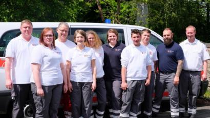 Bild: exb
BRK-Ausbilder und Fachdienstleiter Ralf Arnold (rechts) unterrichtete elf ehrenamtliche Rotkreuzler beim Grundlehrgang Betreuungsdienst.