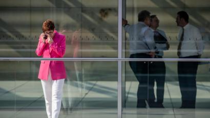 Bild: Michael Kappeler/dpa
Annegret Kramp-Karrenbauer, Bundesvorsitzende der CDU, telefonierend auf der Terrasse des Bundestages. Wird sie Kanzlerkandidatin? Und ist das jetzt überhaupt wichtig?