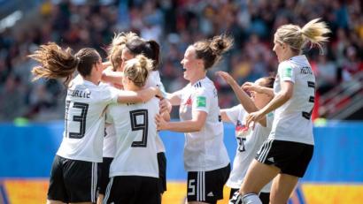 Bild: Sebastian Gollnow/dpa
Die deutschen Spielerinnen jubeln.