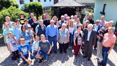 Bild: hai
Franz Kohl (Mitte blaues Hemd) und seine Frau Resi (rechts daneben) im Kreise ihrer Großfamilie.
