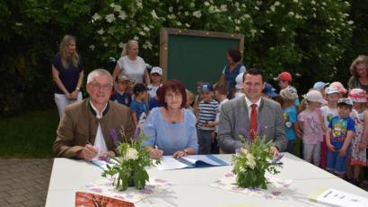 Bild: bnr
Bürgermeister Richard Tischler, Kindergartenleiterin Gabi Schönberger und der Vorsitzende des Naturparks Oberpfälzer Wald, Landrat Thomas Ebeling (von links), unterzeichneten den Kooperationsvertrag.