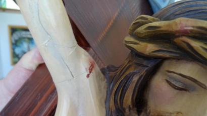 Bild: Houschka
Alles wieder heil am Korpus des Heilands: Nur ein paar feine Nähte erinnern noch daran, dass während der Wallfahrt nach Altötting der rechte Arm des Gekreuzigten abgebrochen war. Doch in einer konzertierten Aktion wurde der Schaden behoben.