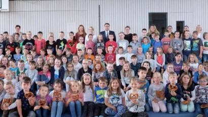Bild: ohr
Bereits zum zweiten Mal in Folge nimmt die Grundschule Fensterbach beim Sportabzeichen-Schulwettbewerb in der Kategorie B (101 bis 200 Schüler) den Spitzenplatz auf Landesebene ein. Das ostbayerische Handwerk und die Handelskammer Niederbayern/Oberpfalz sind Kooperationspartner des BLSV. Geschäftsführer Alexander Stahl (hinten Mitte) belohnte im Beisein von Rektorin Heidi Neidl (rechts) alle Schüler mit Brezen.