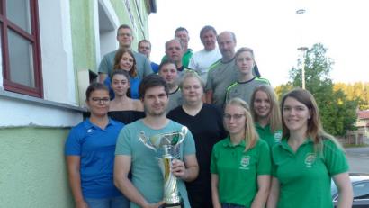 Bild: sl
Der beste Luftgewehrschütze beim Ostmarkpokalschießen wurde Johannes Kammerer (mit Pokal). Dazu gratulieren die Sportleiterinnen Julia Eiberweiser und Theresa Bäumler (von rechts) und Vizeschützenmeister Anton Simon (hinten, Zweiter von rechts). Auch die weiteren Sieger im Schießsport erhalten Glückwünsche.