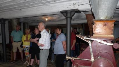 Bild: fm
Diese Gäste erkunden das Stockwerk bei den Walzkästen.