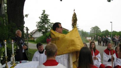 Bild: jzk
Beim vierten Altar am renovierten Wegkreuz beim Seniorenheim spendete Stadtpfarrer Konrad Amschl mit der Monstranz bei der Flurprozession letztmals den Segen.