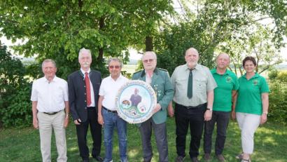 Bild: nib
Beim Gratulieren: Franz Ries (Pferdefreunde), OSB-Präsident Franz Brunner, Geburtstagsjubilar Erich Zerbian, Gauschützenmeister Johann Dirrigl, Edi Biersack (Kleeblatt Frotzersricht), Manfred Götz und Renate Lindner (OGV Dürnsricht; von links).