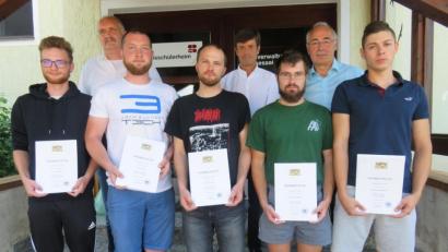 Bild: exb
Tim Semlinger, Tino Gmach, Florian Schmidt, Lukas Nürnberger, Leonhard Riedmeier, Korbinian Beutlhauser, Außenstellenleiter Günter Dirnberger und Maximilian Faschingbauer (von links).