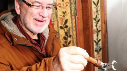 Bild: njn
Dauerwellgerät der Firma FUVA im Heimat- und Bergbaumuseum. Auf dem Bild Friseurmeister Reinhard Härteis.