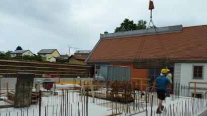 Bild: Portner
Das neue Stadtarchiv gegenüber dem Museum wächst in die Höhe: Die Bauarbeiter sind derzeit damit beschäftigt, die mittlere Wand (zwischen Treppenhaus und Technikraum) auf der Ebene zwei einzuschalen. Ein Kran hievt die schweren Bauteile hinauf.