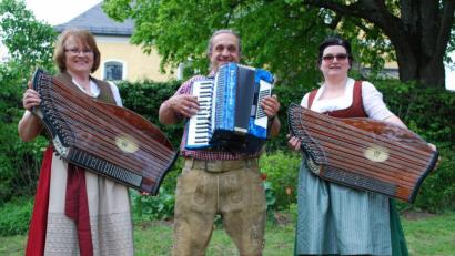 Bild: tss
Das Ehepaar Andrea Zellner-Vitzthum und Martin Zellner (von rechts) aus Lennesrieth sowie Agnes Frischholz aus Tröbes spielen als „FrischZelln“ staade Volksmusik.