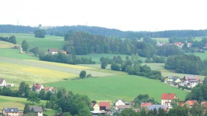 Bild: fjo
Der Trauschendorfer Weg in Kaimling hat seinen Namen vom gleichnamigen Stadtteil (rechts oben), der jedoch zur Stadt Weiden gehört. Die Anlieger richteten einen Antrag auf eine Versorgung mit Straßenleuchten an den Stadtrat.