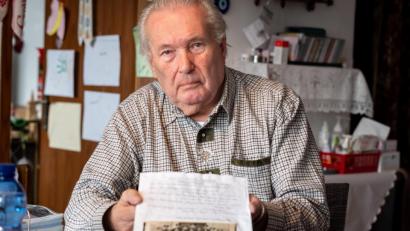 Bild: pml
Albin Schmids Lebensmittelpunkt ist das Rote Kreuz. Seit fast 40 Jahren ist er mit "Leib und Seele BRKler". Hier mit der wohl ältesten Aufnahme der Rettungskolonne Kemnath.