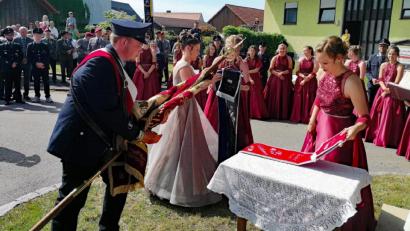 Bild: lst
Die traditionelle Weihe der Festfahne, die Raphael Bittner trug, durfte nach den Gottesdiensten nicht fehlen.