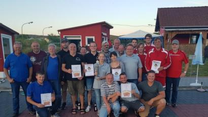 Bild: exb
Strahlende Gesichter bei der Siegerehrung. Im Bild von von links die Teams 
Soldaten- und Kriegerkameradschaft, Werkstatt, Stammtisch Sophie und TV Nabburg-Kegeln.