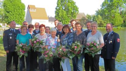 Bild: ow
Sechs von elf Gründungsmitgliedern der Filchendorfer Damenwehr nehmen an der Feier des 40-jährigen Bestehens teil. Mit dabei sind (vordere Reihe, von links) Erna Matthes, Ilse Witt, Brigitte Dollhopf, Sabine Rix, Anni Priebe und Brigitte Preißinger.

Hintere Reihe (von links): Kreisbrandmeister Jürgen Haider, Gerhard Dollhopf, Abordnung FW Bochow mit Heidi Erpel, Kurt Erpel, Sandra Andreas und Ralf Kürt, Vorstand Wolfgang Ciesielski, Bürgermeister Wolfgang Haberberger, Adjutant Reinhard Dollhopf und Kommandant Ulli Preißinger.