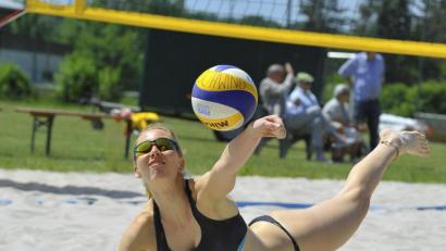 Bild: Ziegler
Mit einer Hand kommt Lena Großmann aus Amberg gerade noch an den Ball.