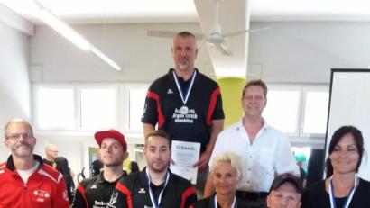 Bild: bim
Im Bild von l nach r: Willi Rappl, Betreuer Andreas Mathis, Danny Naber, Silko Salomo, Tschirsky Petray, Trainer Wolfgang Fuchs, Jörg Gottschalk und Carmen Hochholzer.