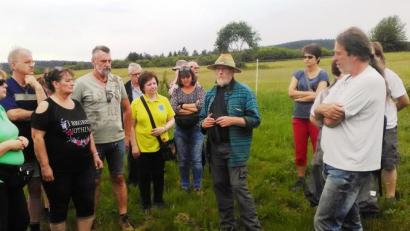 Bild: ld
Großes Echo fand die Einladung zum Wiesenspaziergang in die Flur von Brand. Walter Hollering vom Landesbund für Vogelschutz (lbv) gab wertvolle Erläuterungen zu Blumen und Gräsern und streifte deren Bedeutung für Vögel und Insekten. Gabi Greger (gelber Pulli) wies auf besondere Kräuter hin und erklärte ihre Verwendung. Eingeladen hatte Gerald Hoch (rechts)