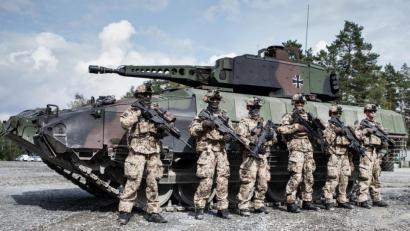 Bild: Bundeswehr/Norman Möller
Soldaten des Panzergrenadierbataillons 112 aus Regen stehen neben ihrem Panzer beim ersten Gefechtsschießen mit dem neuen Schützenpanzer Puma auf dem Truppenübungsplatz Grafenwöhr,