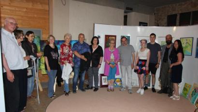 Bild: ral
Adriana Vlcková (Vierte von rechts) und Jaroslawa Schleglová (Sechste von rechts) präsentierten ihre Werke bei einer Vernissage in der "Remise".