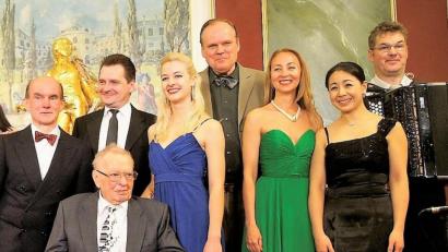 Bild: exb
Joachim Pfützenreuter (Vierter von rechts) mit den anderen Preisträgern des Harmonia-Classica-Kompositionswettbewerbs.