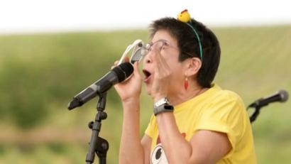 Bild: Arne Dedert/dpa 
Die Thailänderin Karnda Vaidyanuwat, die spätere Siegerin, nimmt an der "6. Deutschen Gockelkrähmeisterschaft" teil.