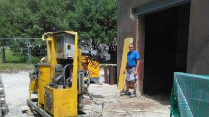 Bild: ld
Die Bohrmaschine beim Schlachthaus wartet auf ihren Einsatz. Noch fehlen Meißel und Füllmaterial, ab Montag wird dann gebohrt.