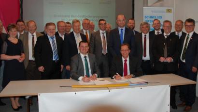 Bild: Portner
Landrat Thomas Ebeling (vorne links) und Josef Scherl von der Telekom unterschreiben den Kooperationsvertrag zum Breitbandausbau in 18 Kommunen. Neben den Bürgermeistern waren Staatsminister Albert Füracker (Achter von rechts) und MdB Karl Holmeier (Sechster von rechts) anwesend.