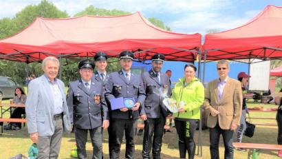 Bild: tu
Ein Vertreter der Gemeinde Bor, Reiner Delakowitz, Daniel Kabitschke, Matthias Gallitzendörfer und Markus Maurer von der Feuerwehr Pleystein, Vorsitzende der Feuerwehr Bor, Olga Bahenska, und der Bürgermeister von Bor Petr Myslivec (von links) tauschen Geschenke aus.