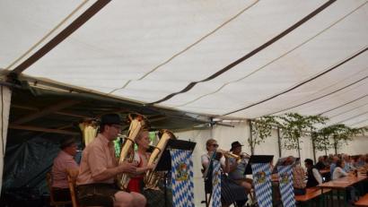 Bild: gi
Die Straßenmusikanten spielen zünftig böhmisch/bayrisch auf.