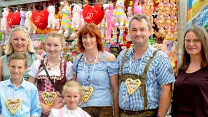 Bild: Stephan Huber
Die diesjährige Dultfamilie Hönig ( Daniel, Lea, Hanna, Petra und Markus) mit Petra Strobl (links, ACC) und Maria Frank (rechts, ACM). Bereits 22 Familien konnten sich über einen Tag als Dultfamilie freuen.
