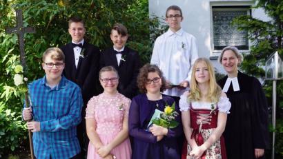 Bild: weu
Drei Konfirmandinnen und drei Konfirmanden feierten mit Pfarrerin Ruth Schlinke und der Gemeinde Konfirmation in der Auferstehungskirche: (untere Reihe von links) Julia Zeitler, Stefanie Fleischmann, Lorelai Sempf, (obere Reihe von links) Fritz Reuter, Kilian Groß, Jason Olzog.