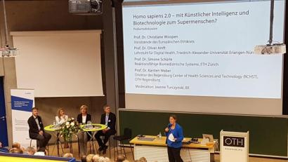 Bild: gib
Aufmerksam verfolgten Hochschulvertreter aus ganz Bayern die Diskussion darüber, was Biotechnologie alles möglich macht. Von links: Die Professoren Karsten Weber, Simone Schürle, Christiane Woopen und Oliver Amft. BR-Wissenschaftsredakteurin Jeanne Turczynski moderierte.