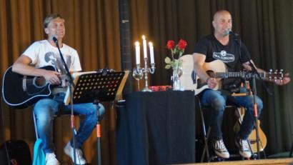 Bild: weu
Die zwei sympathischen Sänger Rainer Kapalla und Roland Winkler (von rechts) des Duos „Zwoa Achterl bitte!“ unterhielten die Gäste im Pfarrheim mit lustigen „Gschichterln“ und toller Musik.