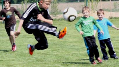 Bild: Hirsch
Die Spielfreude dominiert, wenn es auf dem Bolzplatz nicht ganz so ernst zugeht wie auf dem Fußballfeld. Beim Generationen-Kick dürfen auch ein paar "Große" mitmachen.