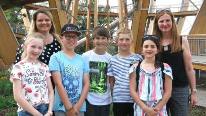 Bild: Hirsch
Die Grundschule Fensterbach wurde Bezirks- und Landessieger im Sportabzeichen-Wettbewerb. Zur Preisverteilung waren Malena Müller, Jakob Sperl, Adrian Schossig, Simon Raab und Jasmin Altmann (von links) gekommen, begleitet von den Lehrerinnen Uta Götz und Bettina Schmid.
