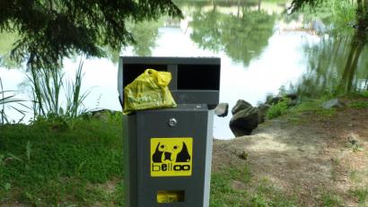 Bild: Portner
Hundetoiletten wird es künftig nicht nur am Marktweiher geben, sondern auch am Bayerisch-Böhmischen Freundschaftsweg im Stadtgebiet. Damit diese Sinn machen, müssen die gefüllten Beutel aber im Einwurfbehälter landen und nicht in den Büschen.